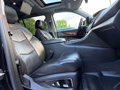 Used 2020 Cadillac Escalade ESV Premium Luxury AWD/4WD image 16
