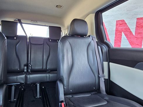 Used 2024 Kia Carnival LX image 26