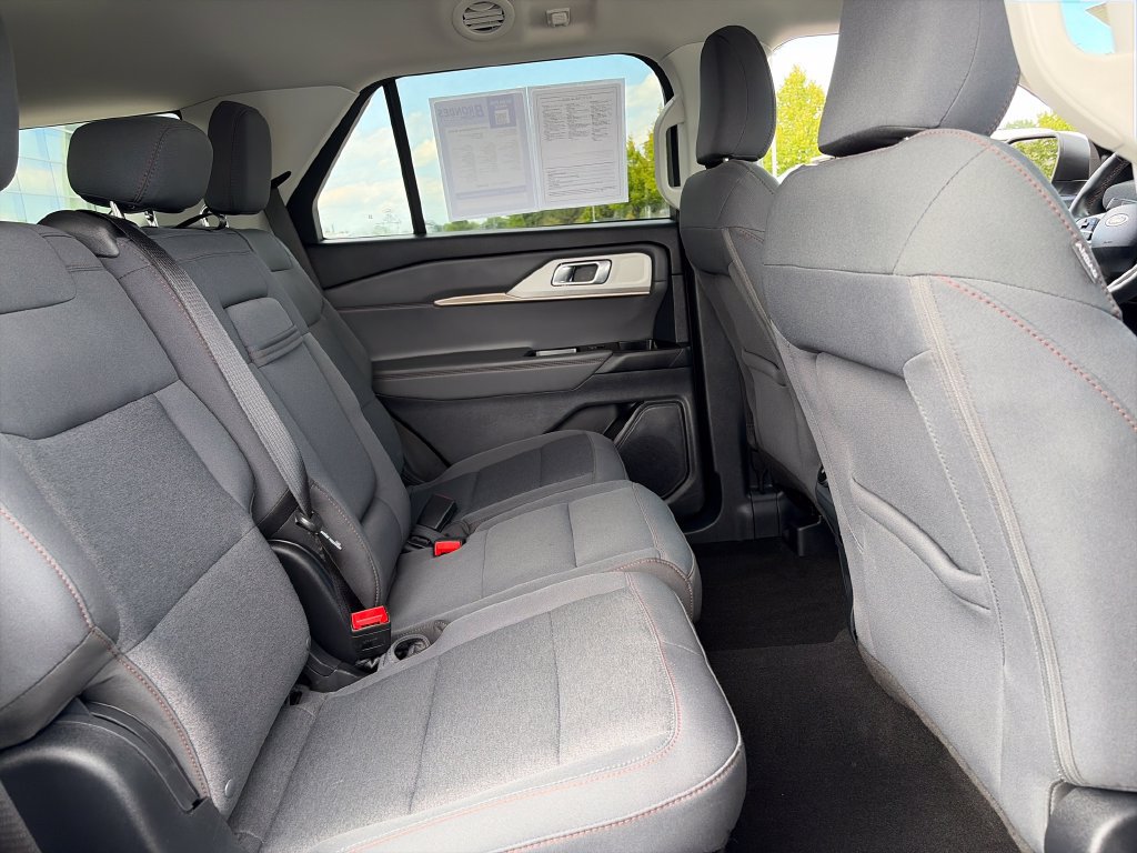 Used 2025 Ford Explorer Active AWD/4WD image 33