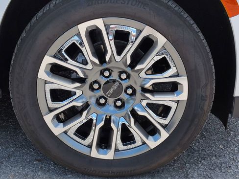 Used 2024 GMC Yukon XL Denali Ultimate AWD/4WD image 11