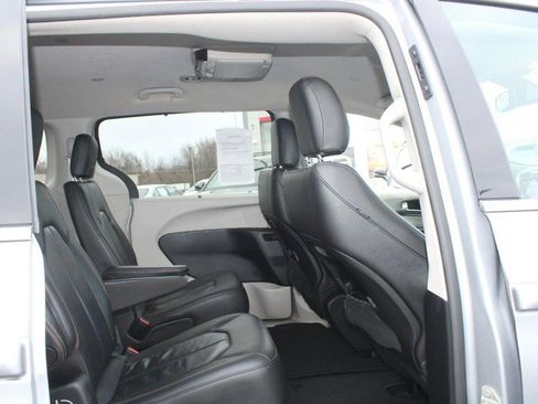 Used 2020 Chrysler Pacifica Touring-L w/ Premium Audio Group image 10