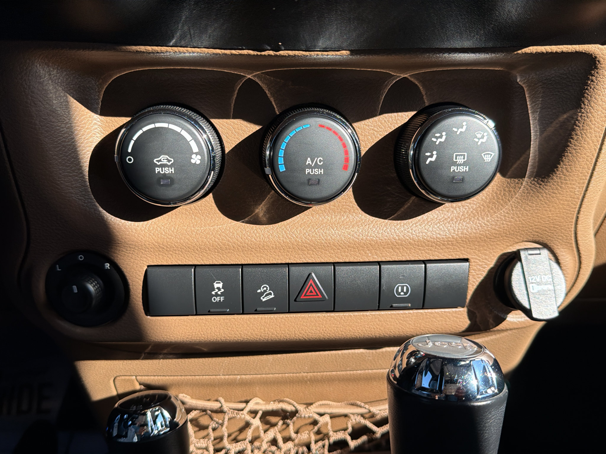Used 2016 Jeep Wrangler Unlimited Sahara AWD/4WD image 27
