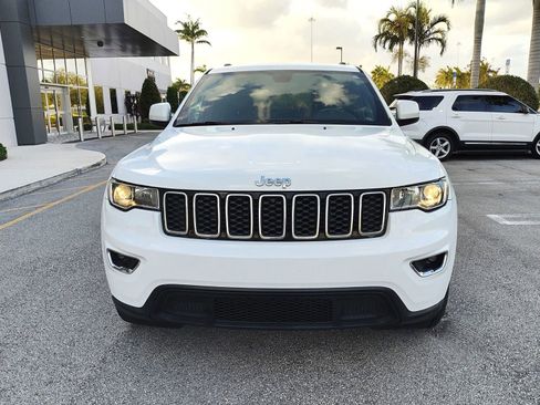 Used 2018 Jeep Grand Cherokee Laredo image 3