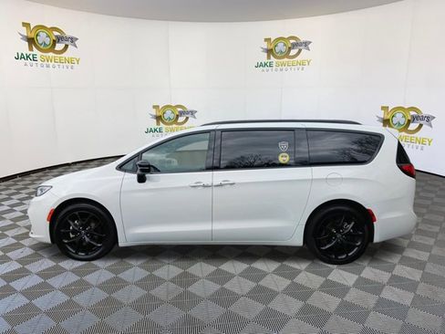 Used 2025 Chrysler Pacifica Limited FWD image 6