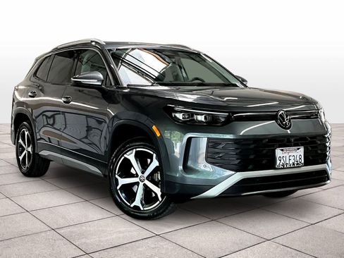 Used 2025 Volkswagen Tiguan SE w/ Panoramic Sunroof Package image 2