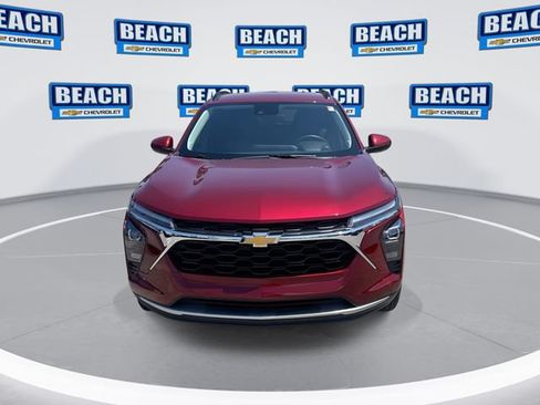 Used 2025 Chevrolet Trax LT w/ LT Convenience Package FWD image 3