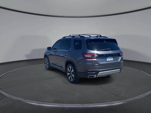 Used 2025 Honda Pilot Touring image 7