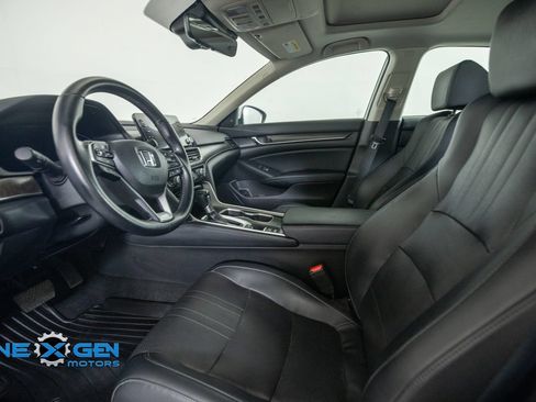Used 2018 Honda Accord Touring image 10