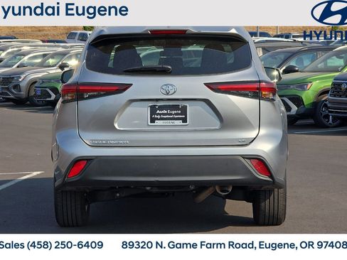 Used 2024 Toyota Highlander LE FWD image 4