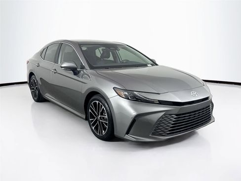 Used 2025 Toyota Camry XLE image 4