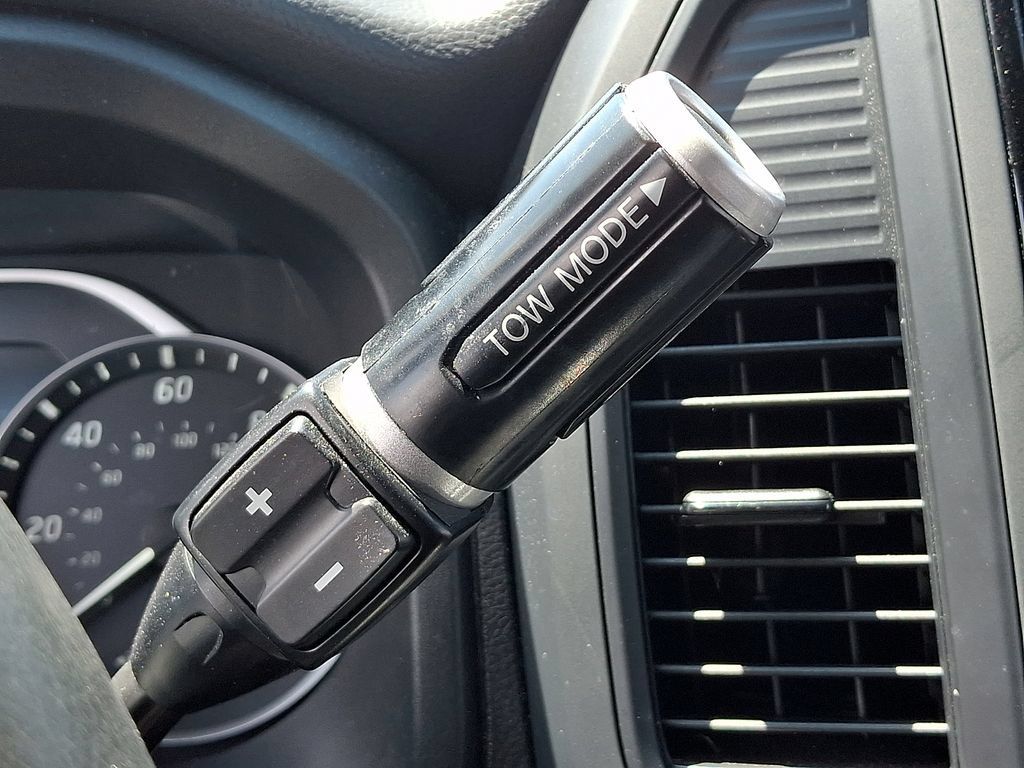 Used 2024 Nissan Titan SV w/ SV Convenience Package RWD image 14