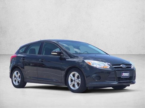 Used 2014 Ford Focus SE w/ SE Winter Package FWD image 3