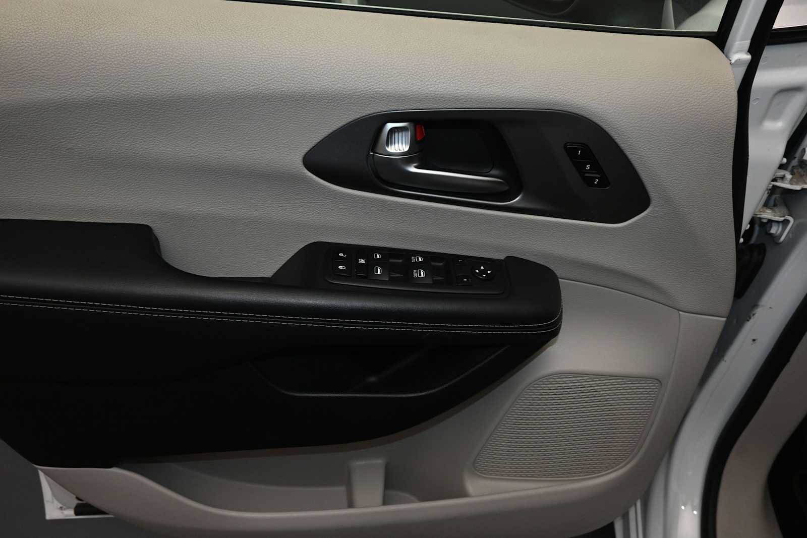 Used 2023 Chrysler Pacifica Touring-L FWD image 14
