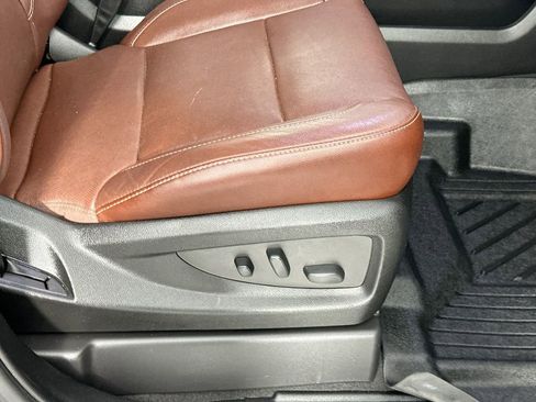 Used 2019 Chevrolet Suburban Premier w/ Premier Plus Edition AWD/4WD image 23