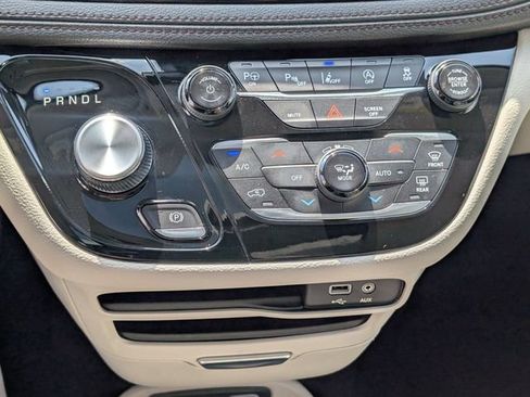 Used 2018 Chrysler Pacifica Limited w/ Tire & Wheel Group FWD image 23