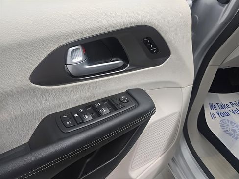 Used 2024 Chrysler Pacifica Touring-L image 10
