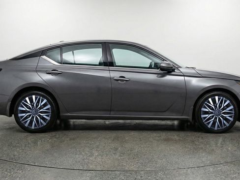 Used 2025 Nissan Altima 2.5 SV FWD image 11