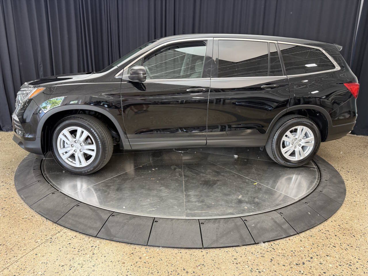 Used 2017 Honda Pilot LX image 4