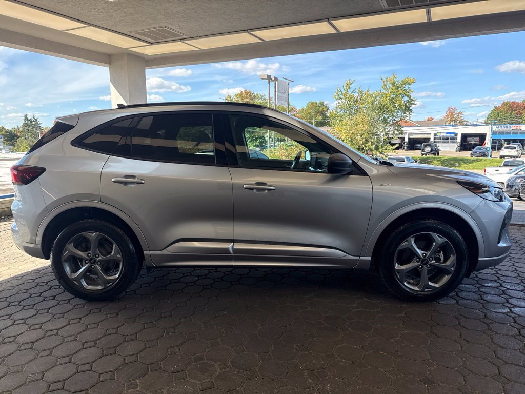 Used 2024 Ford Escape ST-Line w/ Tech Pack #1 AWD/4WD image 5