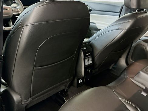 Used 2025 Jeep Compass Limited image 27