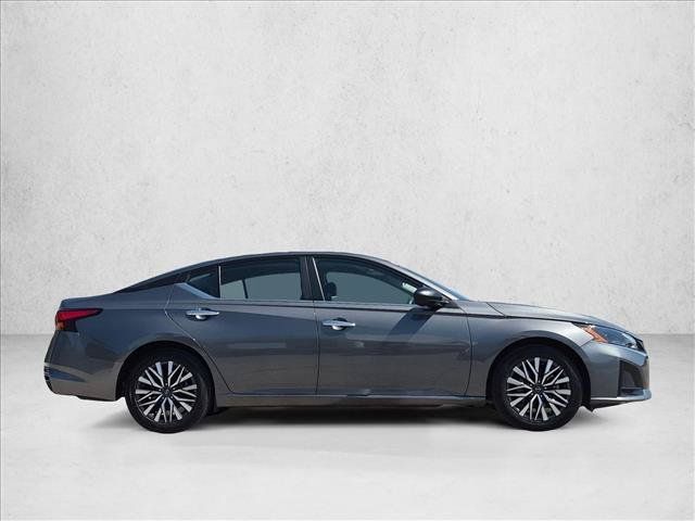 Used 2025 Nissan Altima 2.5 SV FWD image 4