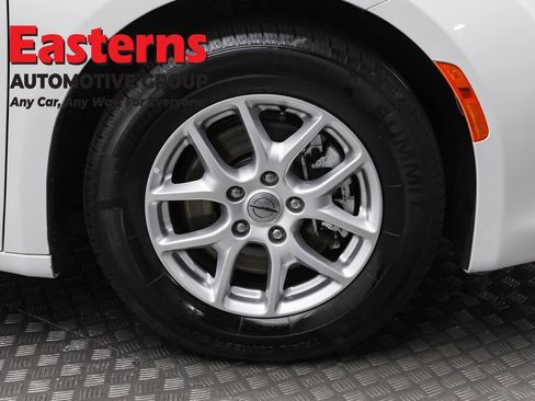 Used 2023 Chrysler Voyager LX image 31