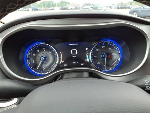 Used 2022 Chrysler Pacifica Touring-L FWD image 13