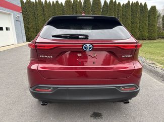 Used 2022 Toyota Venza LE video 4