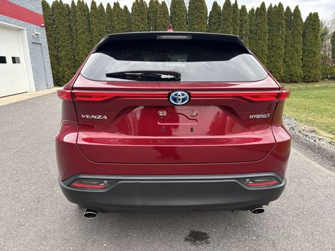 Used 2022 Toyota Venza LE image 4