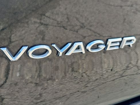 Used 2023 Chrysler Voyager LX FWD image 11