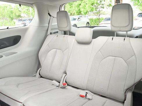 Used 2020 Chrysler Pacifica Limited image 17