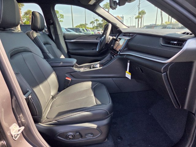 New 2026 Jeep Grand Cherokee Limited w/ Luxury Tech Group II RWD image 17