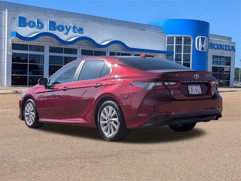 Used 2022 Toyota Camry LE image 3