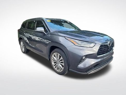 Used 2023 Toyota Highlander Platinum FWD image 3