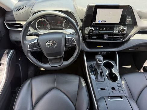 Used 2023 Toyota Highlander XLE FWD image 12