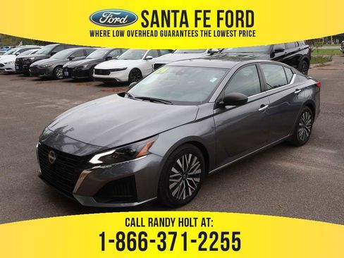 Used 2024 Nissan Altima 2.5 SV image 1