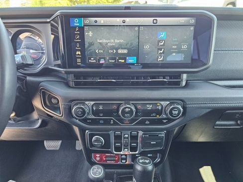 Used 2024 Jeep Wrangler Unlimited Rubicon 4xe AWD/4WD image 18