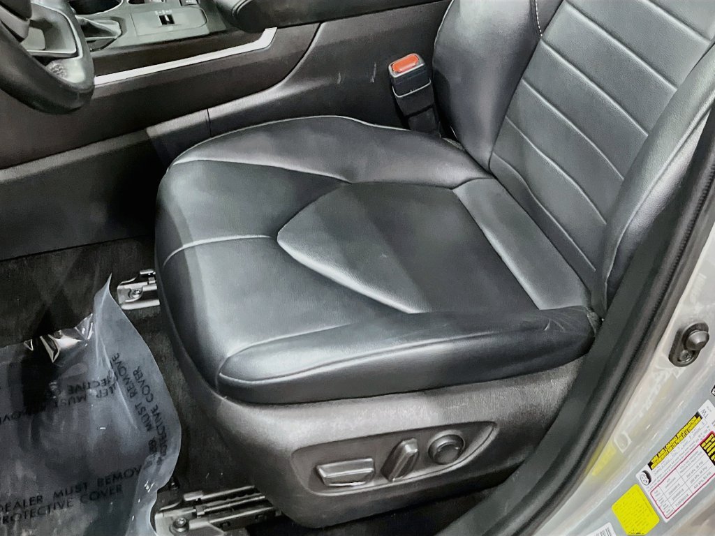 Used 2022 Toyota Highlander XLE FWD image 13