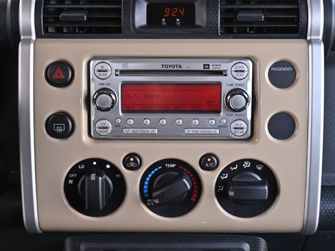 Used 2014 Toyota FJ Cruiser 4WD w/ Upgrade Package image 24