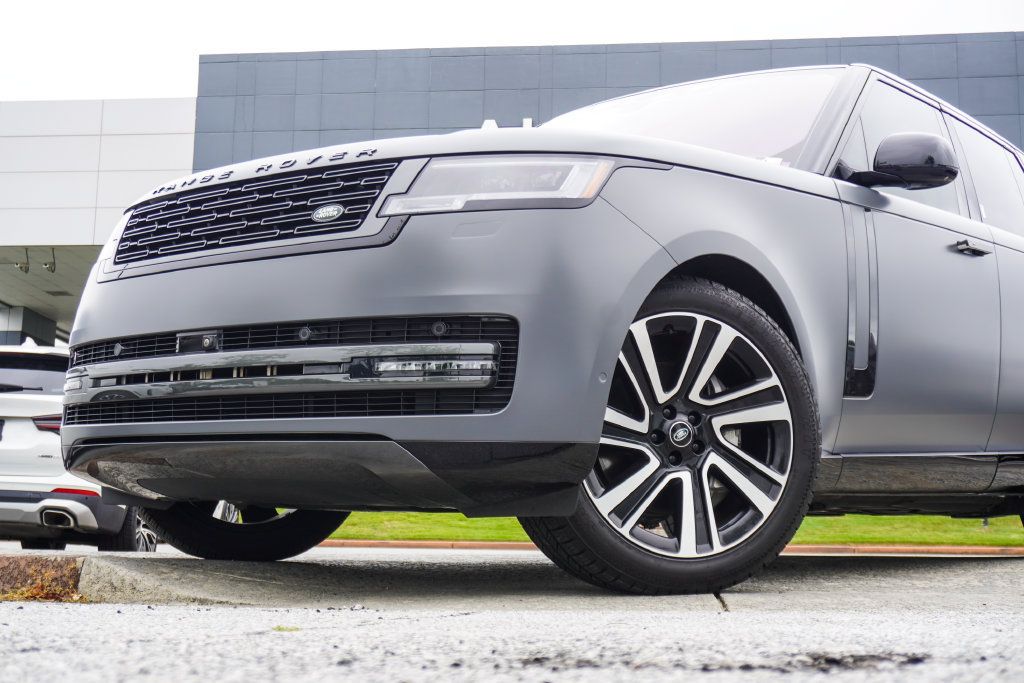 Used 2023 Land Rover Range Rover SE AWD/4WD image 2