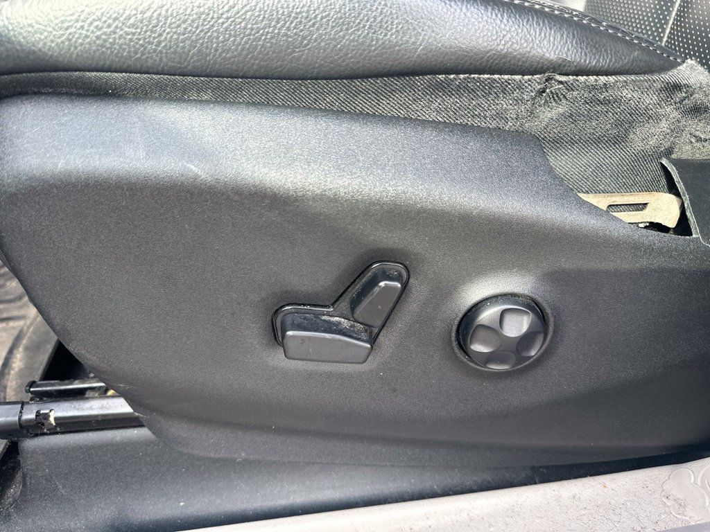Used 2017 Chrysler Pacifica Touring-L Plus w/ Advanced Safetytec Group FWD image 17