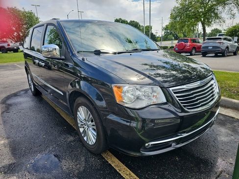 Used 2015 Chrysler Town & Country Touring-L w/ Driver Convenience Group FWD image 2