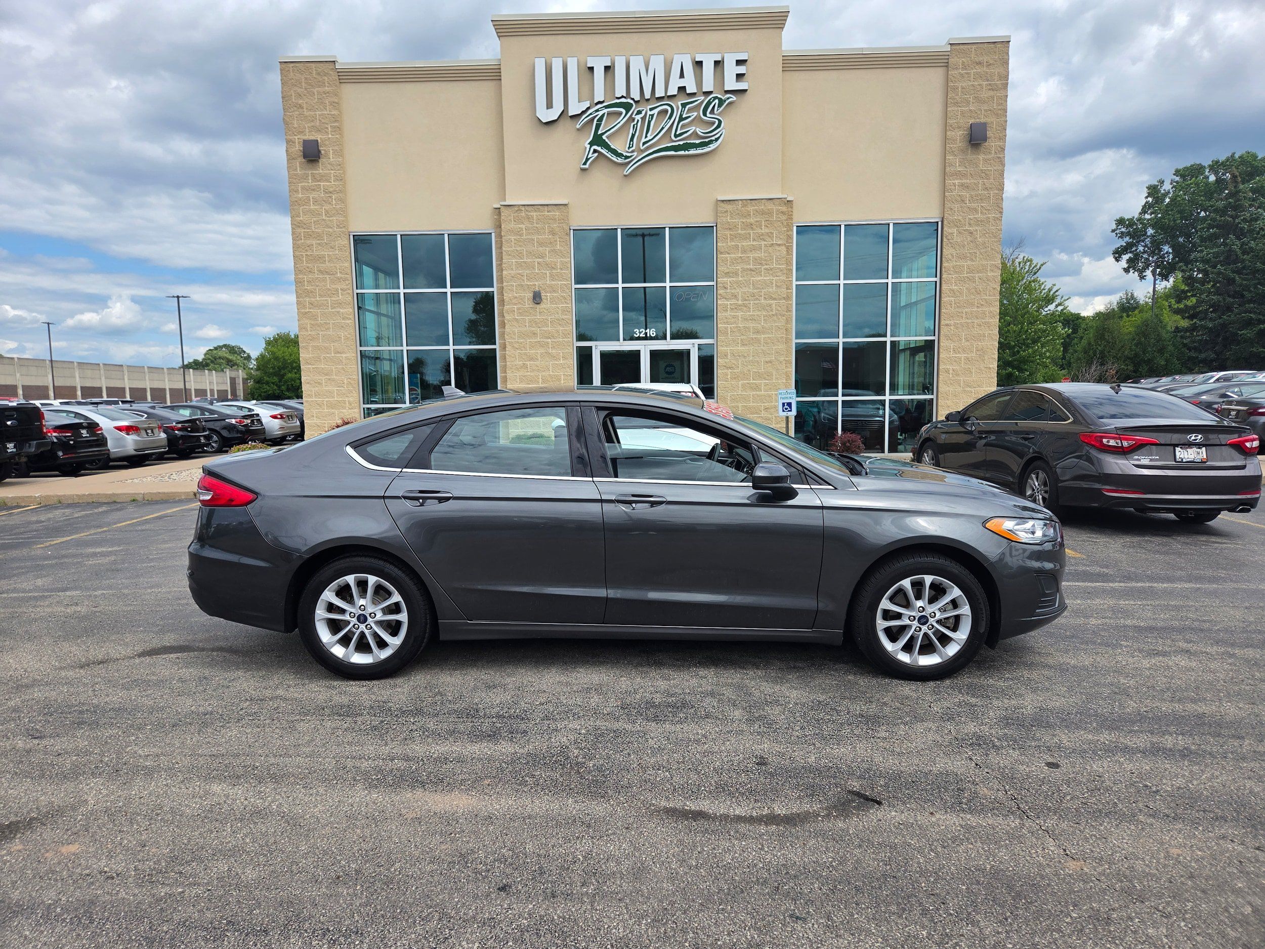 Used 2020 Ford Fusion SE FWD image 1
