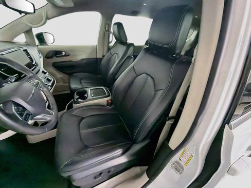 Used 2024 Chrysler Pacifica Touring-L FWD image 13