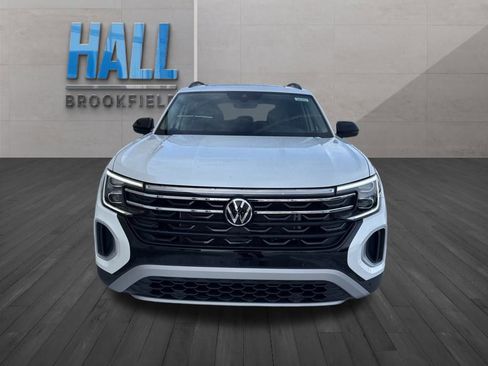 New 2026 Volkswagen Atlas Peak Edition image 2