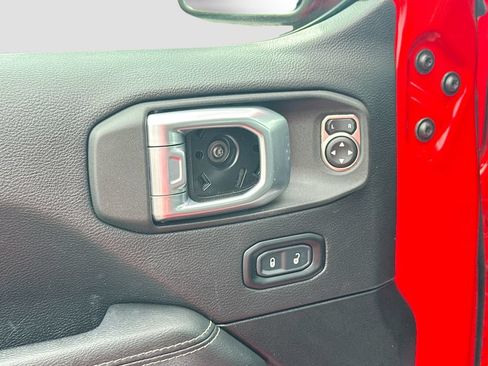 Used 2023 Jeep Wrangler Unlimited Sahara AWD/4WD image 19