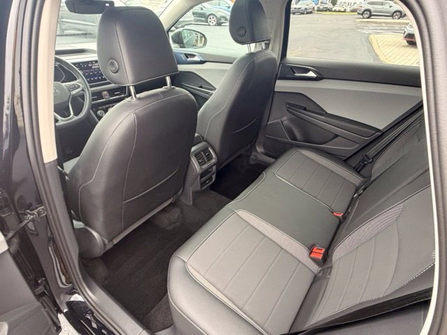 Certified 2023 Volkswagen Taos SE w/ Panoramic Sunroof Package FWD image 7