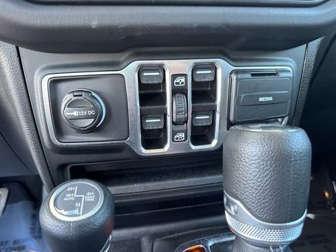 Used 2025 Jeep Wrangler Unlimited Sahara AWD/4WD image 33