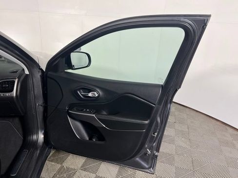Certified 2019 Jeep Cherokee Limited w/ Luxury Group AWD/4WD image 32