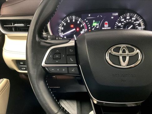 Used 2021 Toyota Highlander XLE AWD/4WD image 23